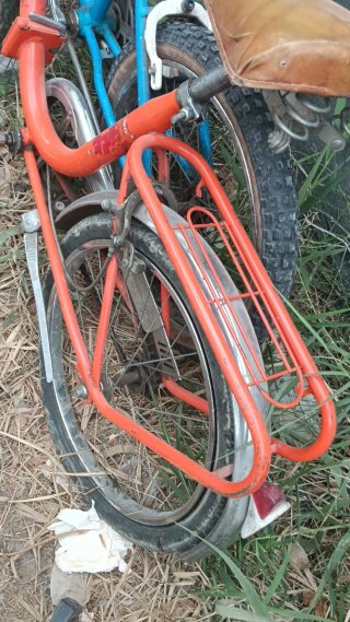 Bicicleta antigua azul son 3 bicicletas