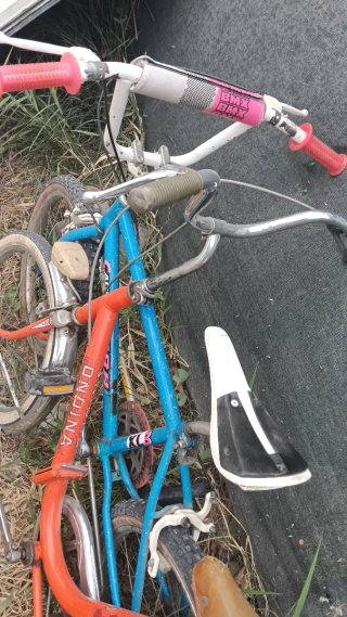 Bicicleta antigua azul son 3 bicicletas