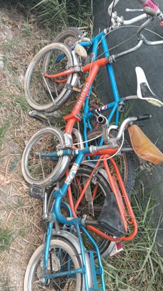 Bicicleta antigua azul son 3 bicicletas