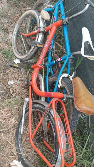 Bicicleta antigua azul son 3 bicicletas