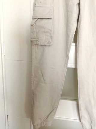 Pantalón cargo beige con puño