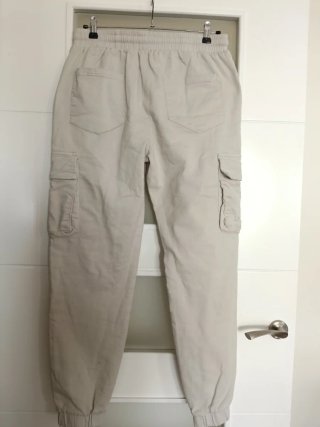 Pantalón cargo beige con puño