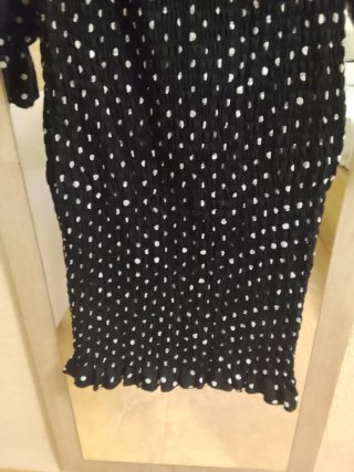 Vestido negro con lunares blancos