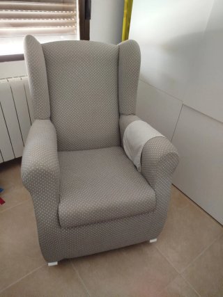 Sillón de lactancia gris con lunares
