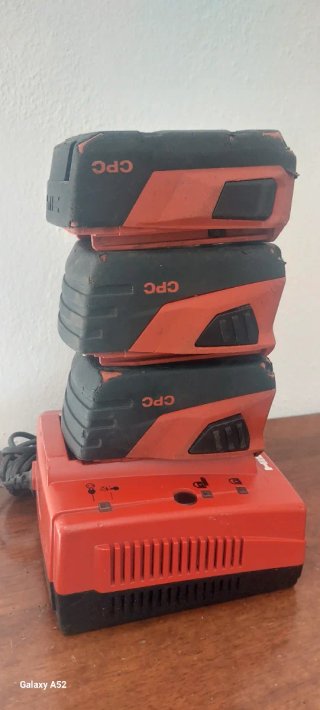 Caricabatteria Hilti C 4/36-ACS + 3 batterie