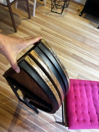 Mesa plegable y 2 sillas madera y metal.