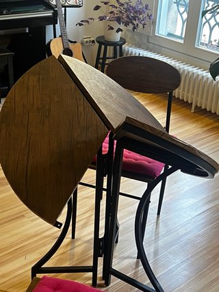 Mesa plegable y 2 sillas madera y metal.