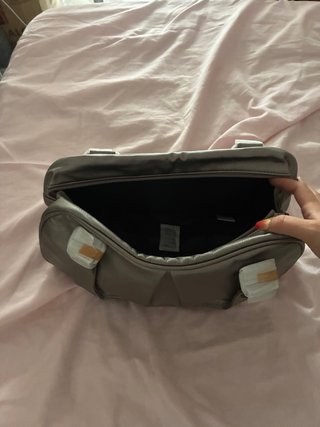 Bolso de hombro plateado