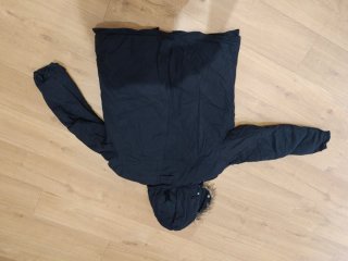 Abrigo negro con capucha