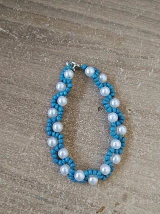 Pulsera hecha a mano perlas azul y blanco