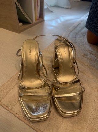 Sandalias Bershka tacón dorado metalizado