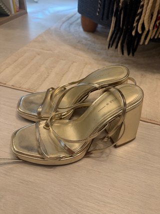 Sandalias Bershka tacón dorado metalizado
