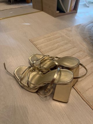 Sandalias Bershka tacón dorado metalizado