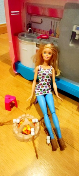 Caravana Barbie con muñeca