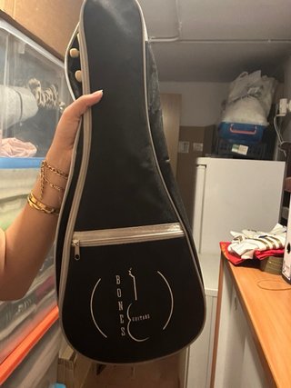 Ukelele amarillo con funda