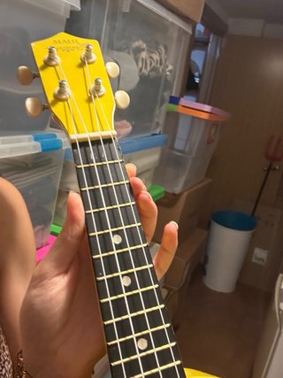 Ukelele amarillo con funda
