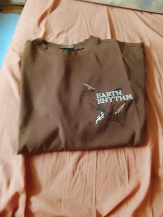 Camiseta hombre marrón Earth Rhythm