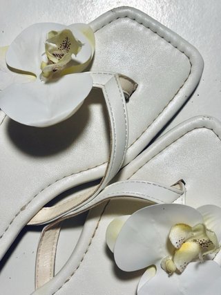 Sandalias blancas con flor