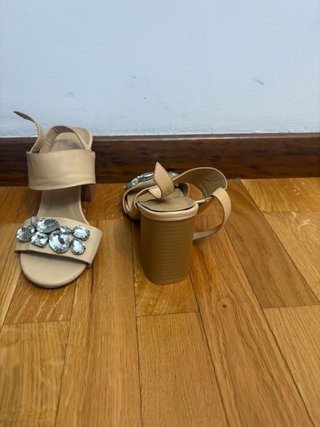 Sandalias de tacón beige con pedrería
