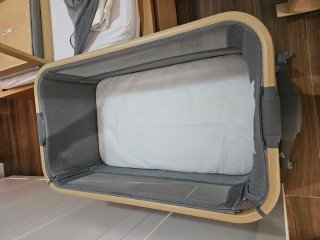 Minicuna colecho gris y madera.