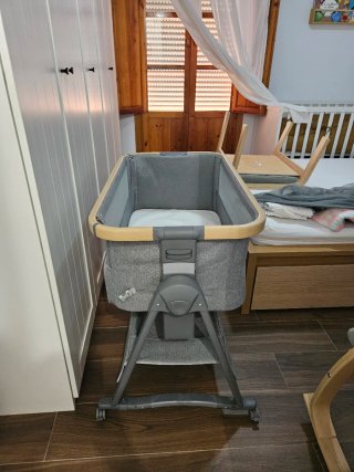 Minicuna colecho gris y madera.
