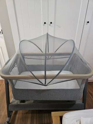 Minicuna colecho gris y madera.