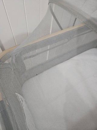 Minicuna colecho gris y madera.