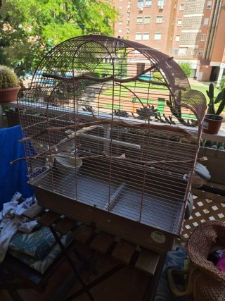 Jaula para pájaros marrón