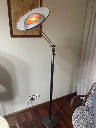 Mesa de Comedor, 6Sillas Madera y lampara de pies