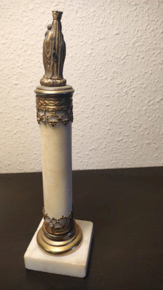 Virgen del Pilar sobre base de mármol