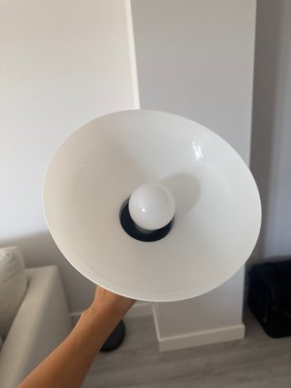Lámpara de pie negra y blanca