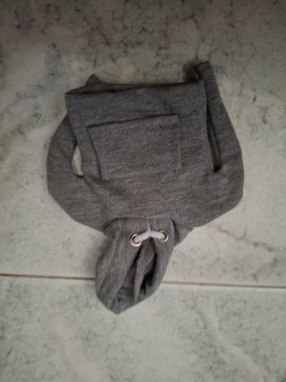 Felpa grigia con cappuccio