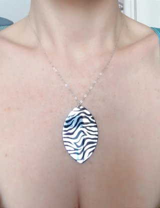 Collana con ciondolo zebrato
