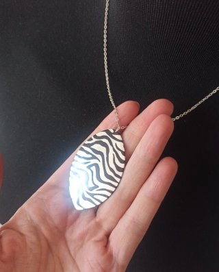 Collana con ciondolo zebrato