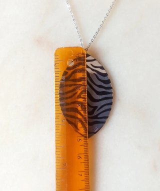 Collana con ciondolo zebrato