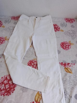 Pantalón cargo blanco Stradivarius