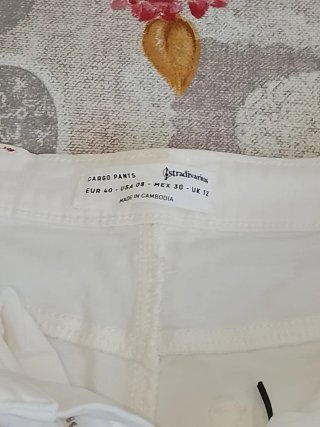 Pantalón cargo blanco Stradivarius