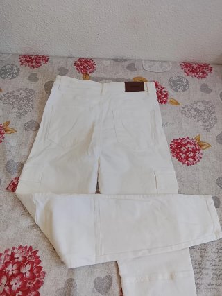 Pantalón cargo blanco Stradivarius