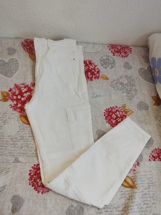 Pantalón cargo blanco Stradivarius