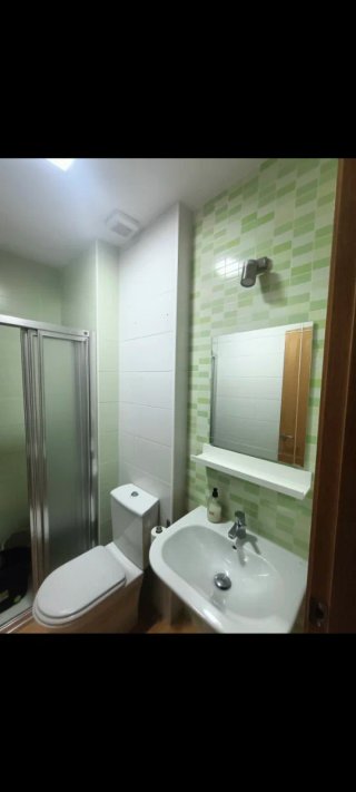 Espejo, balda y lavabo de cerámica