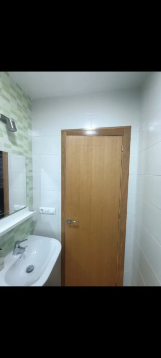 Espejo, balda y lavabo de cerámica