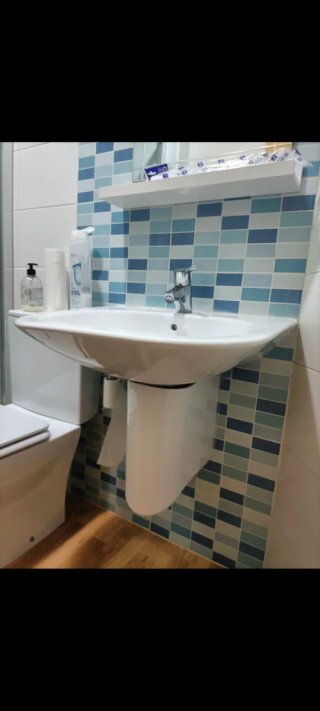 Espejo, balda y lavabo de cerámica