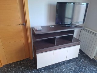 Mueble TV moderno marrón y blanco