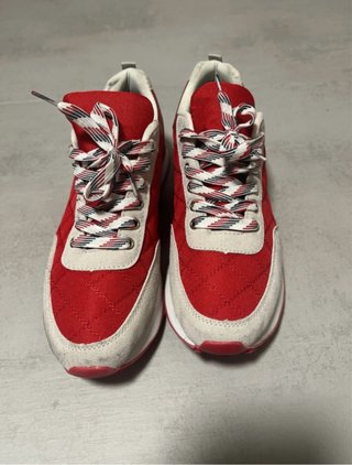 Zapatillas rojas y blancas