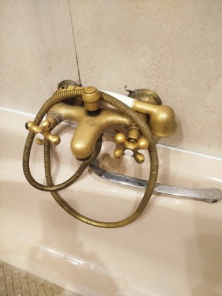 Mueble de baño,espejo, toalleros,grifos y portarro