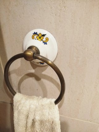 Mueble de baño,espejo, toalleros,grifos y portarro