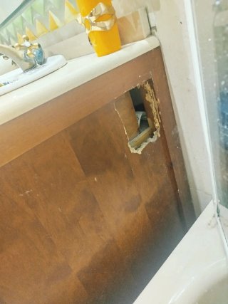 Mueble de baño,espejo, toalleros,grifos y portarro