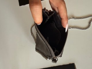 Bolso bandolera Zara gris con cadena y abalorios
