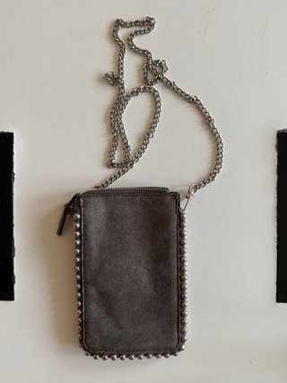 Bolso bandolera Zara gris con cadena y abalorios