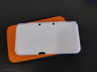 Nintendo 2DS XL Blanca y lavanda. Tomodachi Life.